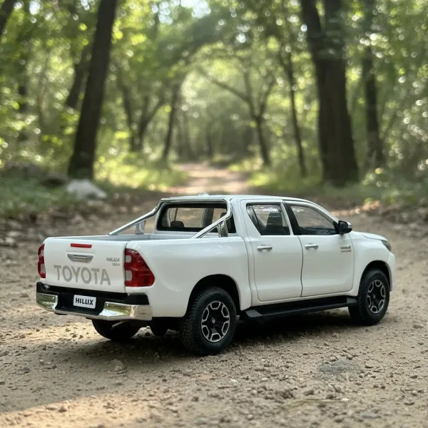 MAISTO 1:27 SPECIAL EDITION TOYOTA HILUX WHITE