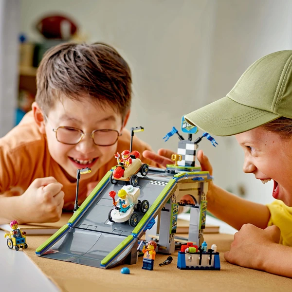 LEGO® CITY ΧΩΡΙΣ ΌΡΙΑ: ΠΙΣΤΑ ΜΕ ΡΑΜΠΑ ΓΙΑ ΑΓΩΝΙΣΤΙΚΑ ΑΥΤΟΚΙΝΗΤΑ