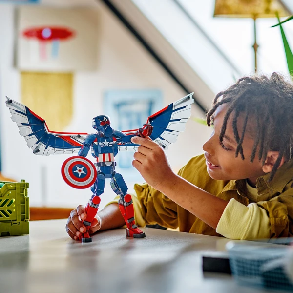 LEGO® MARVEL NEW CAPTAIN AMERICA CONSTRUCTION FIGURE