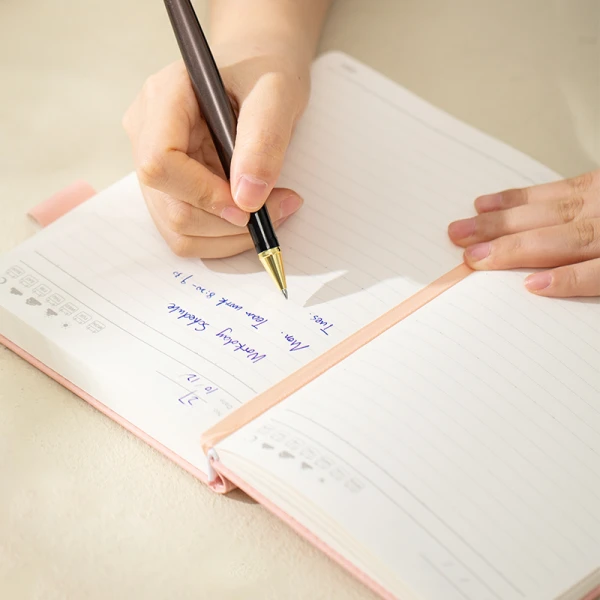 DELI LINFINI LEATHER-LOOL RULES NOTEBOOK WITH PEN HOLDER A5 80gsm - 3 COLOURS