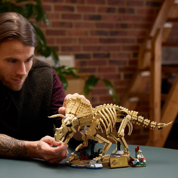 LEGO® JURASSIC WORLD DINOSAUR FOSSILS TRICERATOPS