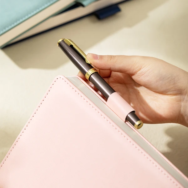 DELI LINFINI LEATHER-LOOL RULES NOTEBOOK WITH PEN HOLDER A5 80gsm - 3 COLOURS