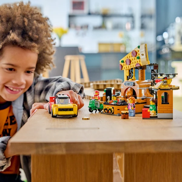 LEGO® CITY MY CITY ΕΜΠΕΙΡΙΑ ΠΑΡΑΔΟΣΗΣ ΠΙΤΣΑΣ ΜΕ ΟΧΗΜΑΤΑ