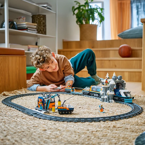 LEGO® CITY EXPLORERSʼ ARCTIC POLAR EXPRESS TRAIN