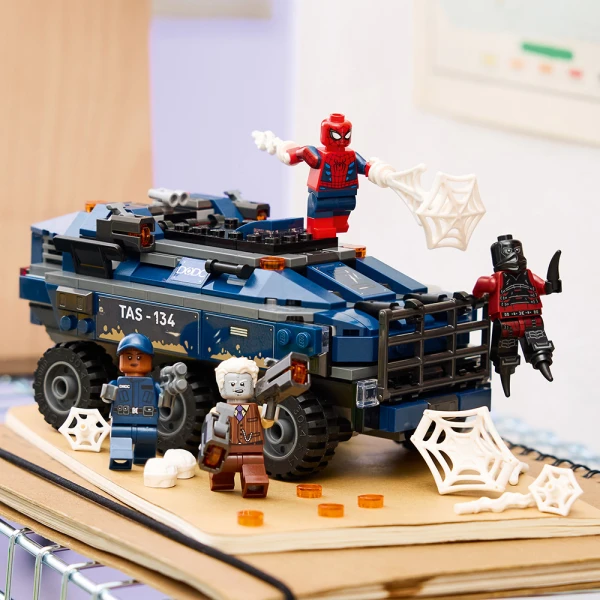 LEGO® MARVEL ΚΑΤΑΔΙΩΞΗ ΜΕ ΤΟ ΟΧΗΜΑ ΜΕΤΑΓΩΓΗΣ ΚΡΑΤΟΥΜΕΝΩΝ ΤΟΥ SPIDER-MAN