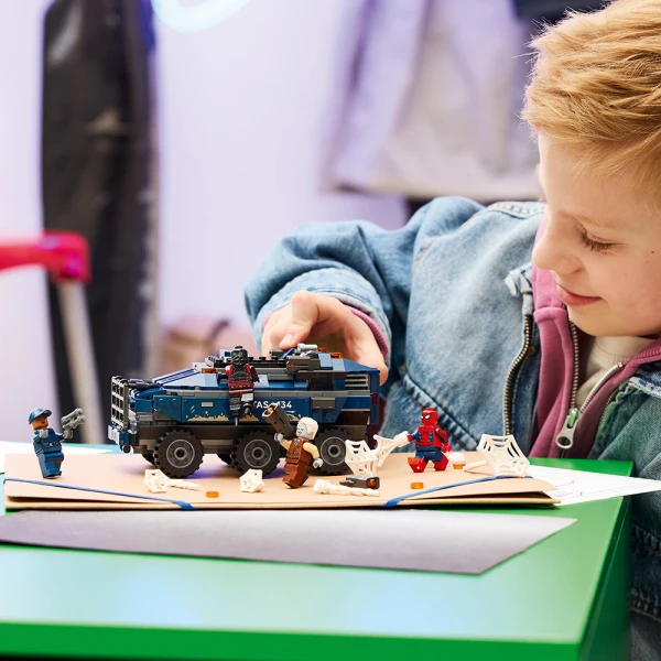 LEGO® MARVEL ΚΑΤΑΔΙΩΞΗ ΜΕ ΤΟ ΟΧΗΜΑ ΜΕΤΑΓΩΓΗΣ ΚΡΑΤΟΥΜΕΝΩΝ ΤΟΥ SPIDER-MAN