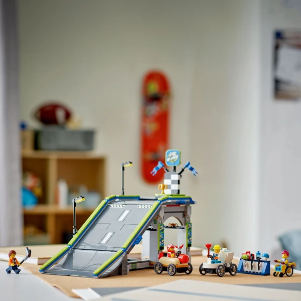 LEGO® CITY ΧΩΡΙΣ ΌΡΙΑ: ΠΙΣΤΑ ΜΕ ΡΑΜΠΑ ΓΙΑ ΑΓΩΝΙΣΤΙΚΑ ΑΥΤΟΚΙΝΗΤΑ