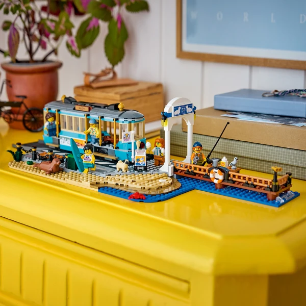 LEGO® CITY TRAINS CLASSIC BEACH STREETCAR