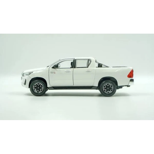 MAISTO 1:27 SPECIAL EDITION TOYOTA HILUX WHITE