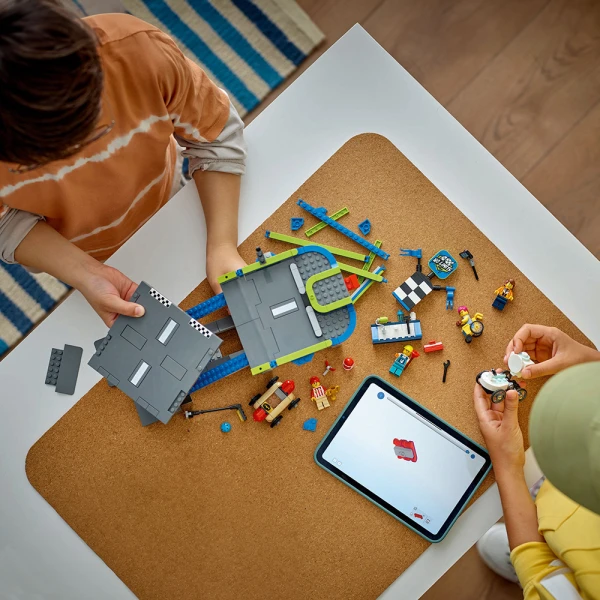 LEGO® CITY ΧΩΡΙΣ ΌΡΙΑ: ΠΙΣΤΑ ΜΕ ΡΑΜΠΑ ΓΙΑ ΑΓΩΝΙΣΤΙΚΑ ΑΥΤΟΚΙΝΗΤΑ