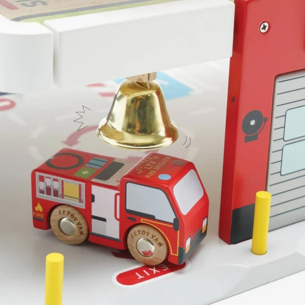 LE TOY VAN ΞΥΛΙΝΟ ΓΚΑΡΑΖ ΠΥΡΟΣΒΕΣΤΙΚΟΣ ΣΤΑΘΜΟΣ 60X45X40 εκ.