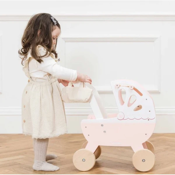 LE TOY VAN ΞΥΛΙΝO ΚΑΡΟΤΣΙ ΚΟΥΚΛΑΣ 46Χ29Χ53 εκ.